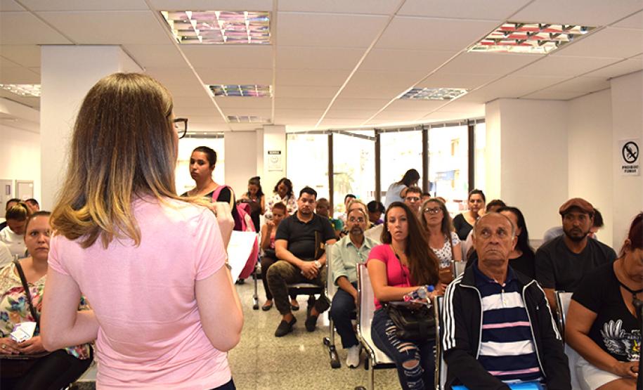 A assistente social da Edepar, Gabriele Bahr, conversa com as pessoas que buscaram atendimento na Defensoria.