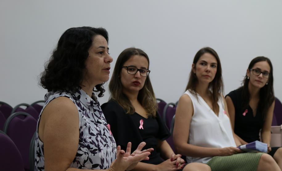 Na Casa da Mulher Brasileira, a roda de conversa contou com a presença da professora Cinthia Tortato, do Instituto Federal do Paraná (IFPR).