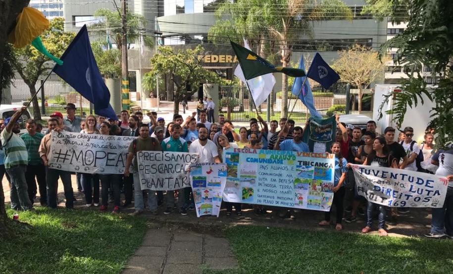 Os pescadores se manifestaram antes da audiência, realizada na 11ª Vara Federal de Curitiba.