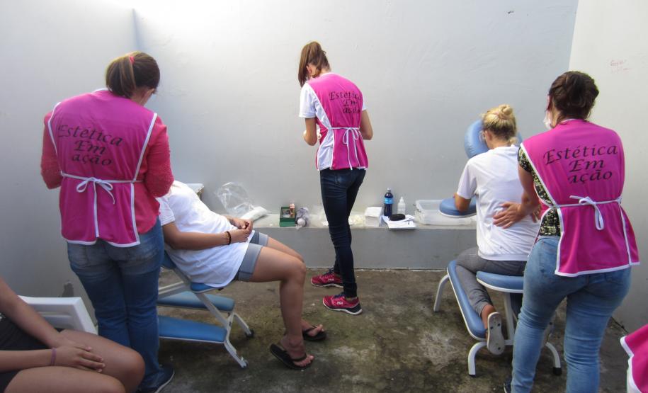 As acadêmicas fizeram o design das sobrancelhas, pintura com hena e maquiagem nas mulheres. Ao todo 12 mulheres participaram da oficina, que teve duração de quatro horas.