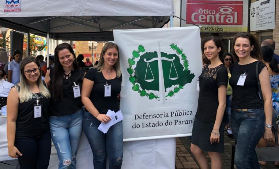 No dia 10 de março, a defensora Mariela Moni, a assistente social Hellen Mayra Piva e as estagiárias Elaine Carmona, Séfora Rufino e Tânia Goulart levaram orientação jurídica para um evento em prol das mulheres, realizado no centro de Cornélio Procópio.