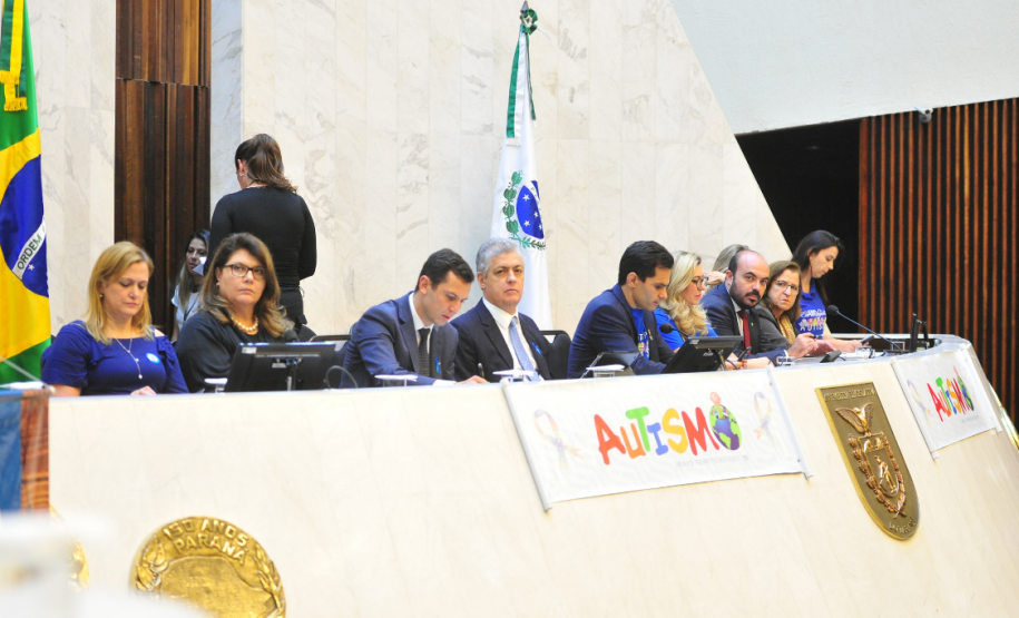 Audiência pública debate políticas de saúde para tratamento do autismo na Assembleia Legislativa do Paraná.