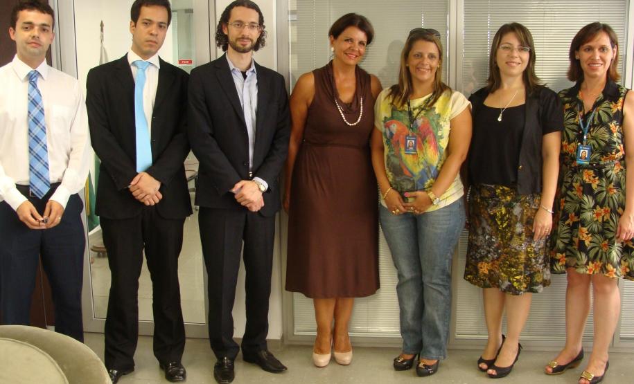 O subdefensor público-geral André Ribeiro Giamberardino, o defensor público da área de Família Diego Cantoario, o diretor da Estácio Curitiba James Prestes, a defensora pública-geral Josiane Lupion, a coordenadora do Núcleo de Prática Jurídica da Estácio Cristiane Castro Pepes, a gerente acadêmica Danielle Fialho e a coordenadora do Curso de Direito, Glauka da Silva.