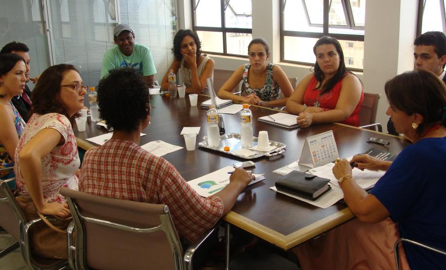 Participaram da reunião Leonildo José Monteiro Filho, representante do Movimento Nacional da População de Rua; Adriana Correa, professora do Núcleo de Práticas Jurídicas da UFPR; Eliane Betiato, assistente social da Casa de Acolhida São José; Flávia Scalsavara, assistente social do Centro Estadual de Defesa dos Direitos Humanos da População em Situação de Rua; Santa de Souza, ouvidora da DPPR; a defensora pública-geral Josiane Lupion, o subdefensor público-geral André Ribeiro Giamberardino