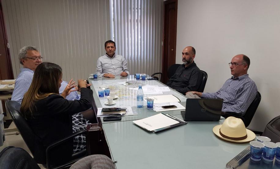 Reunião com o Prefeito de Foz, o secretário de assuntos fundiários do governo do estado, Hamilton Serighelli e o Eduardo presidente da Foz Habita.