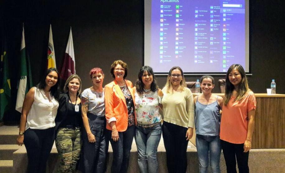 Membros da Comissão Regional (esq. Para direita) Priscila Laissa Toledo (NEDDIJ); Kallinka Rubia Vieira de Souza (NRE/SEED); Camila Del Tregio Esteves (SESA); Rossana Stavie Baduy (Palestrante - UEL); Graciene Marques Jubin (SEDS); Fabiane Taborda (Palestrante- SEDS); Kelly da Rocha Vieira (Assistente Social Defensoria Pública) e Eveline Tieme Tsuda (NAE/TJPR).