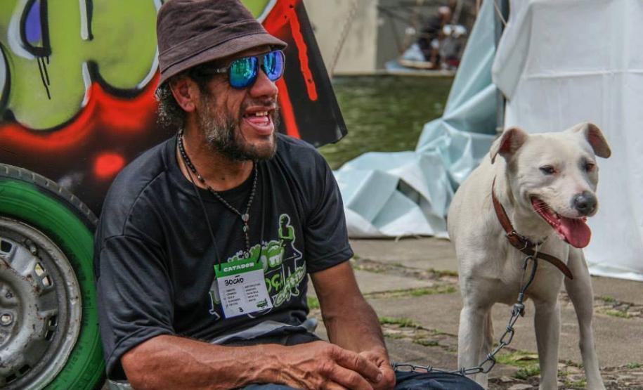 O carrinheiro Antônio Ribeiro Cordeiro, conhecido como Bocão, e seu cachorro, Polaco.