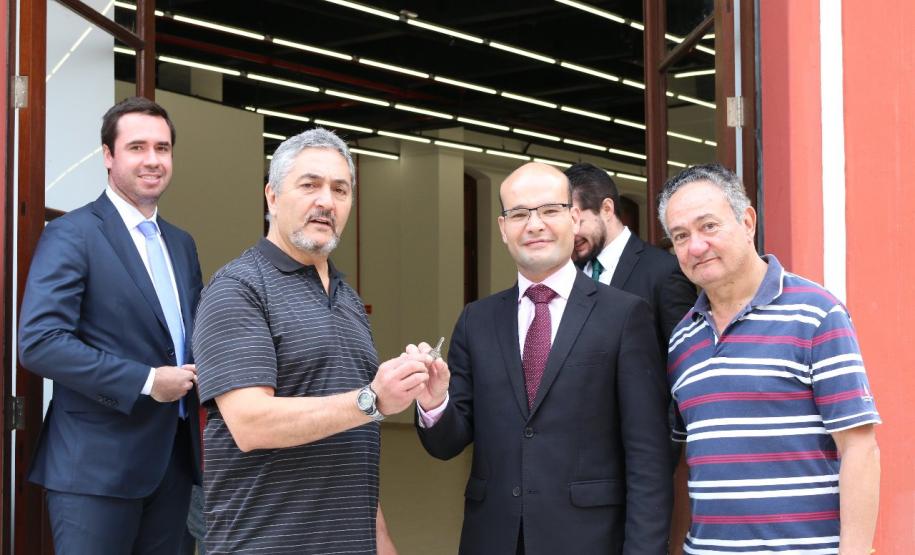 Defensor público-geral, Eduardo Abraão, recebendo a chave do novo prédio.