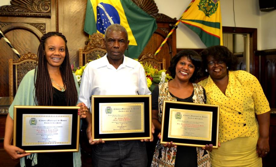 Sara de jesus junto com os outros ganhadores, Maria Cristina Oliveira da Silva e Nelson Justino.