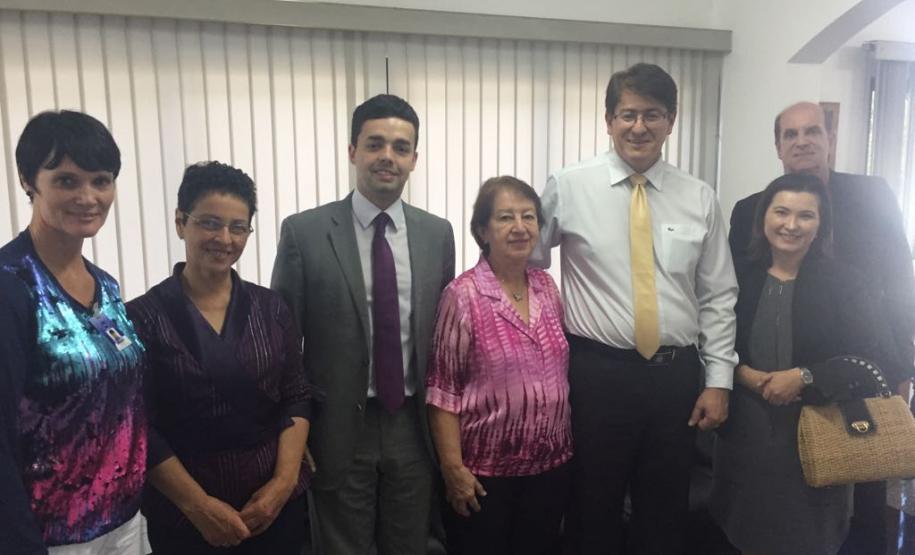 O defensora coordenador André Giamberardino junto aos participantes da visita e reunião.