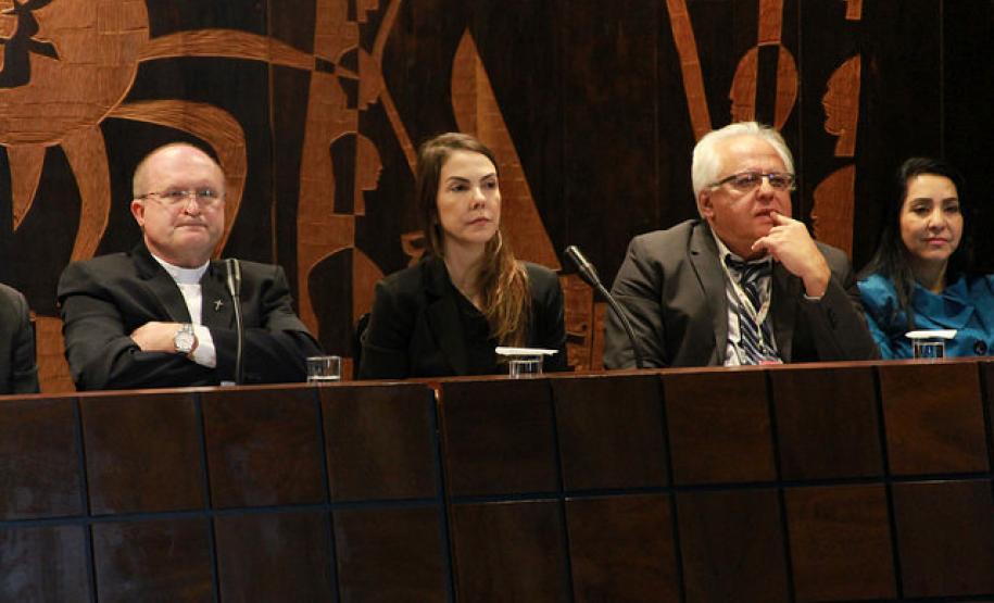 Defensora coordenadora do Pró-mulher da na audiência pública.
