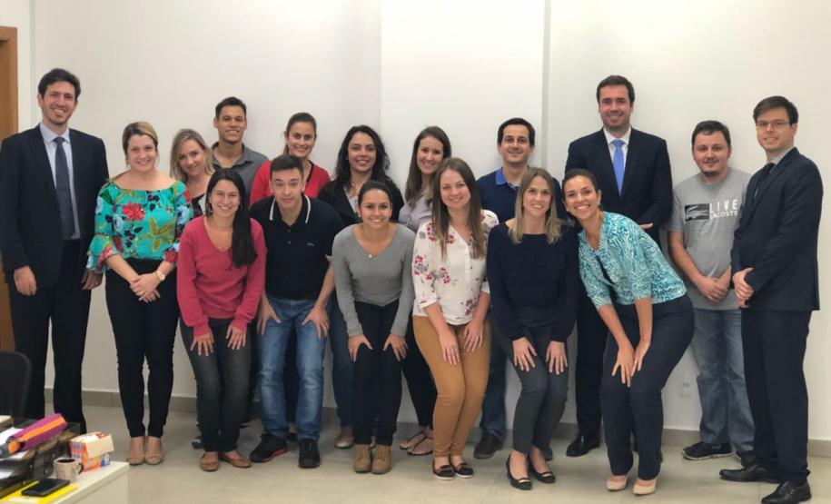 Subdefensor público-geral, Matheus Munhoz, com os membros, servidores e estagiários da DPPR em Ponta Grossa.