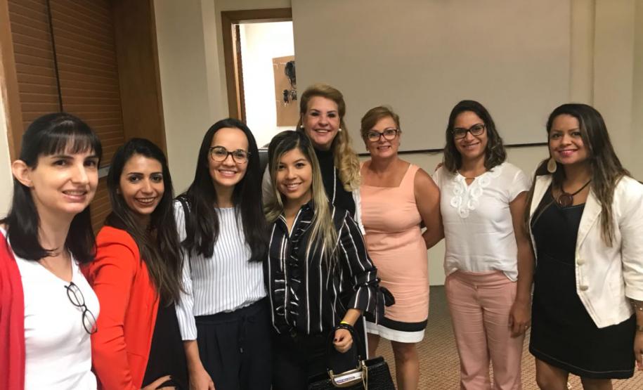 Da esquerda para a direita: Psicóloga Fernanda, Psicóloga Alysha, assessora Bianca , estagiária Carol Marques, Sra. Zilda Marcondes, juíza da 6ª vara criminal, coordenadora da delegacia da mulher no Paraná,  Dra. Marcia Vieira e as  assistentes sociais, Nara e Juscilene.