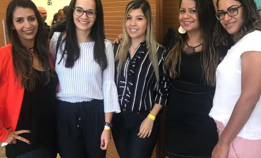 Esquerda para a direita: Psicologa Alysha, assessora jurídica Bianca, estagiária Carol Marques, assistente social Juscilene , assistente social Nara.