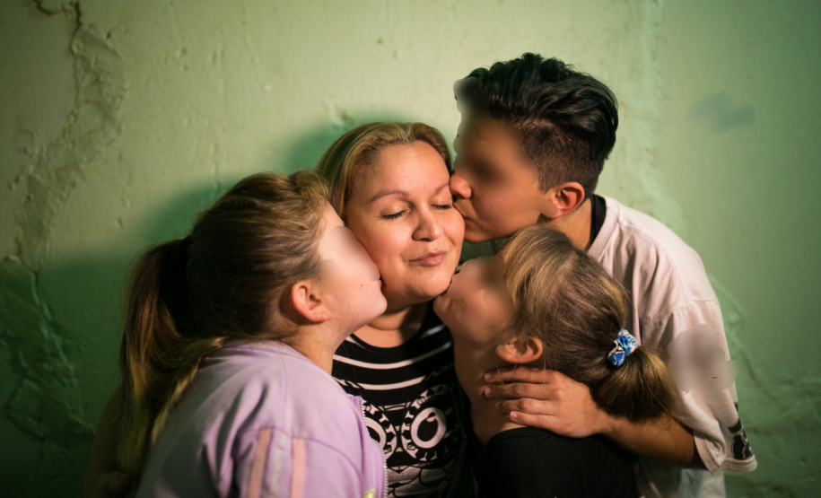 Presa com os filhos.
