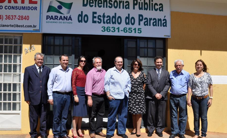 A partir da esquerda: Valdir Dantas, representante da OAB; o vice-prefeito de Cianorte, Sergio Pereira Jr.; a defensora pública Francine Amorese; o prefeito de Cianorte, Claudemir Bongiorno; o deputado estadual Jonas Guimarães; a defensora-geral do Estado, Josiane Lupion; o defensor público Gilson de Oliveira; o verador Valdomiro Gonçalves Pereira e a vereadora Marcia Pereira.