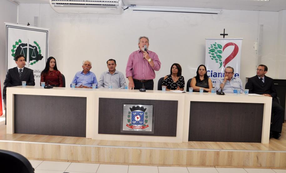 A partir da esquerda: os defensores públicos Gilson de Oliveira e Francine Amorese; o vereador Valdomiro Gonçalves Pereira; o vice-prefeito Sérgio Pereira Júnior; o prefeito Claudemir Bongiorno; a defensora pública-geral do Paraná, Josiane Lupion; a juíza da Vara Criminal de Cianorte, Flávia Alves; o deputado estadual Jonas Guimarães e o procurador jurídico de Cianorte, Agnaldo Juarez Damasceno.