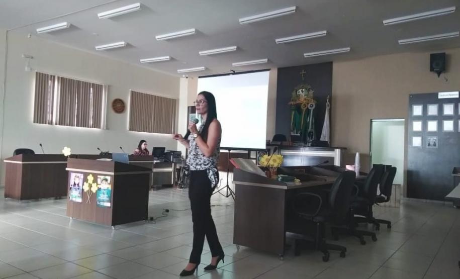 Psicóloga da DPPR ministrando a palestra.