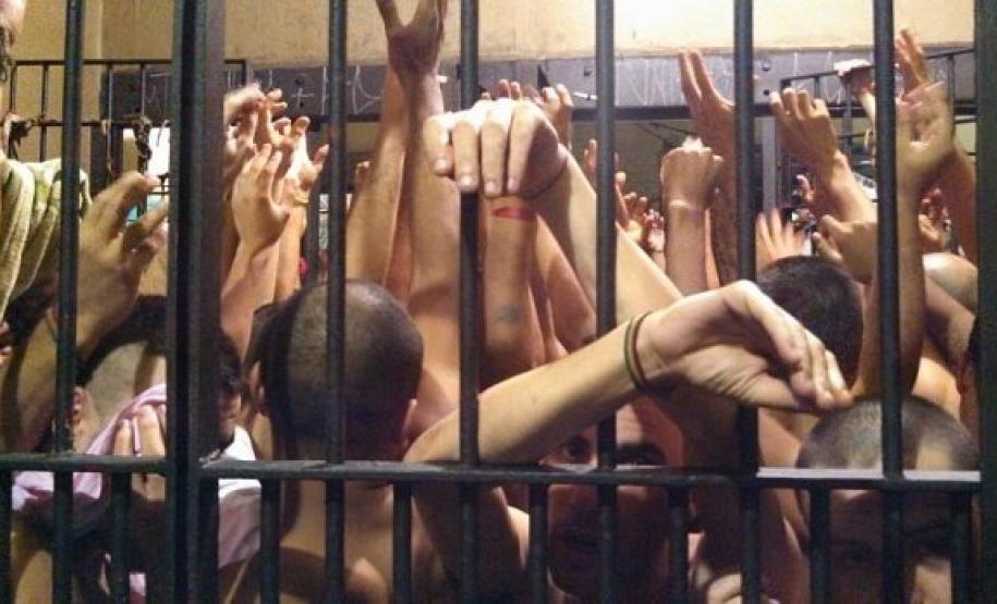Imagem da carceragem lotada da Delegacia de Pinhais divulgada no jornal "Gazeta do Povo" em fevereiro de 2014.